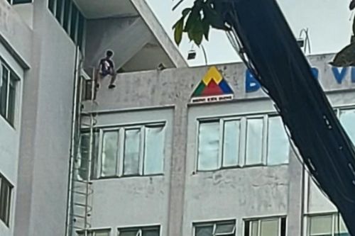 Giải cứu thanh niên nghi ngáo đá trèo lên tầng thượng bệnh viện