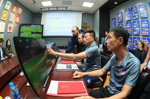Tập huấn VAR cho các trọng tài làm nhiệm vụ tại V-League 2023-2024