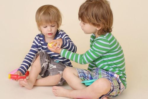 Lời khuyên từ chuyên gia cách dạy con biết chia sẻ