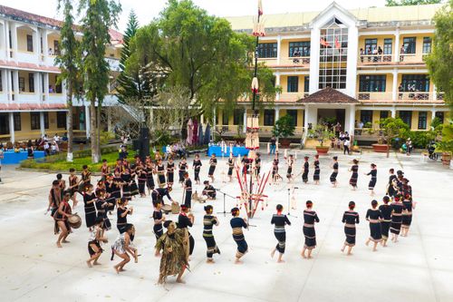 Đưa cồng chiêng từ bản làng vào trường học