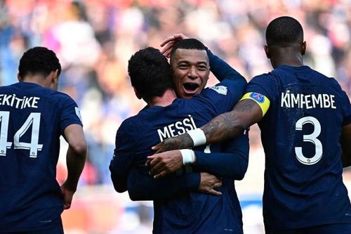 Mbappe bất ngờ 'cực thân thiết' với đàn anh Messi