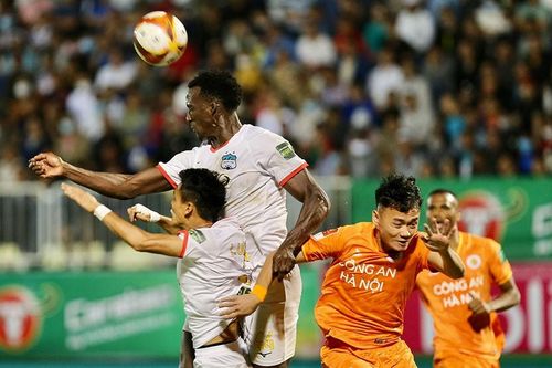 Vì sao V.League 'bỗng dưng' được tạm nghỉ 1 tháng?