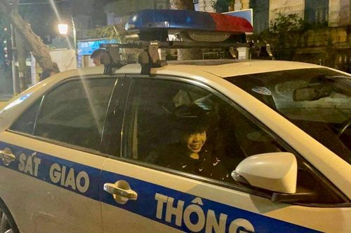 Phát hiện tài xế uống rượu, Cảnh sát giao thông điều xe chuyên dụng chở học sinh đi tham quan về nơi tạm trú