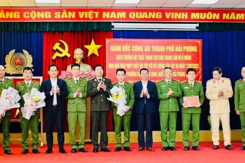 Giám đốc Công an Hải Phòng khen thưởng thành tích triệt xóa ổ nhóm mua bán trái phép chất ma túy