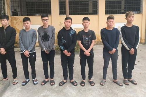 Dùng dao kiếm và 'bom xăng' để 'thanh toán' nhau