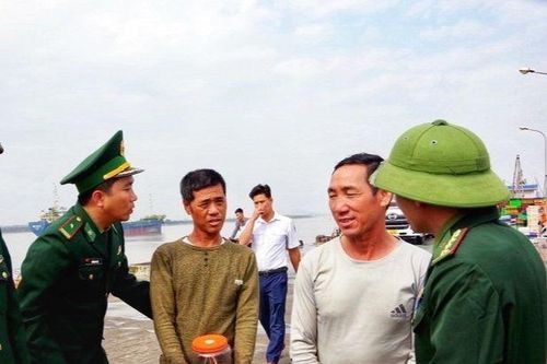 Cứu thành công 2 thuyền viên gặp nạn trên biển