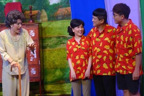 Sân khấu 'theo mùa' đông khách