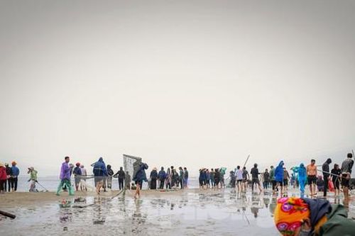 Hàng trăm người ngâm mình trong giá lạnh để săn 'lộc trời'