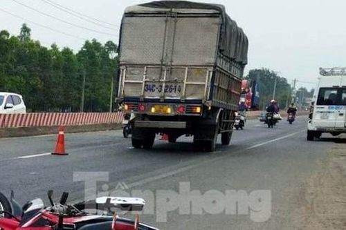 Xe tải lao vào xe máy làm hai vợ chồng tử vong
