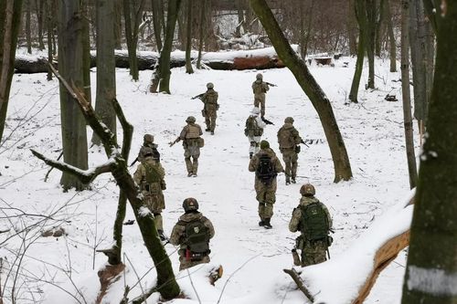 Ukraine cắt giảm lương của binh lính, hơn 300 người Nga bị áp trừng phạt