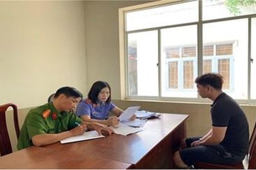 Kiểm sát viên lấy lời khai người bị tạm giữ trước khi phê chuẩn khởi tố bị can