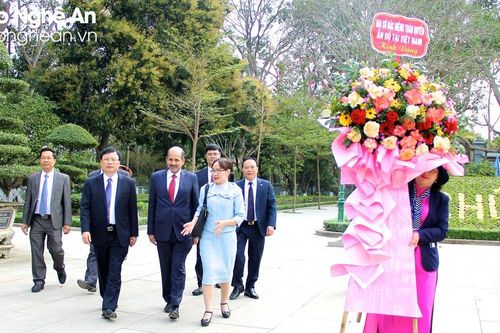 Đại sứ Ấn Độ dâng hương tại Khu Di tích Quốc gia đặc biệt Kim Liên