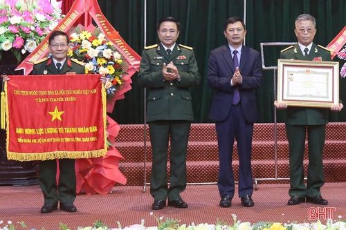 Trao danh hiệu Anh hùng LLVT nhân dân cho Tiểu đoàn 44B