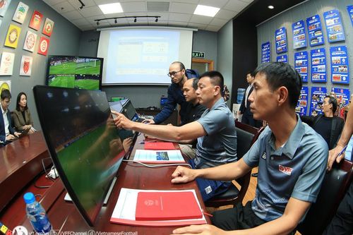 Trọng tài V-League bắt đầu được tập huấn với công nghệ VAR