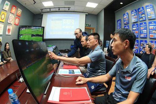Đào tạo công nghệ VAR cho trọng tài bóng đá của Việt Nam