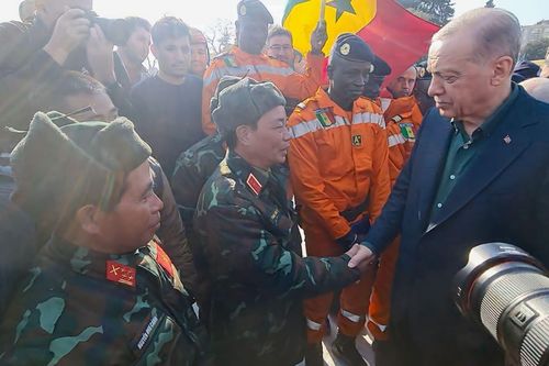 Tổng thống Thổ Nhĩ Kỳ đến thực địa cảm ơn lực lượng tìm kiếm cứu nạn của Việt Nam
