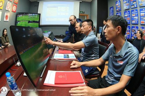 Trọng tài V.League làm quen với VAR