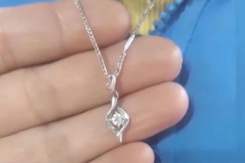 Nam sinh lớp 8 tặng bạn nữ cùng lớp sợi dây chuyền hơn 70 triệu đồng, biết nguồn gốc ai nấy đều 'tá hỏa'