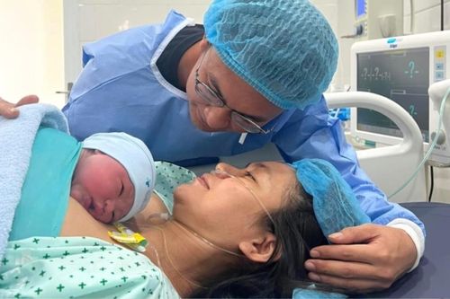 Em bé nặng 4,1kg nhưng Mâu Thủy vẫn quyết tâm sinh thường, netizen đoán ngay lý do
