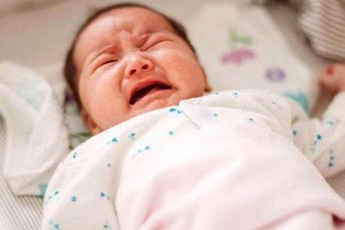 Vì sao trẻ sơ sinh gồng cứng người, đỏ cả mặt?