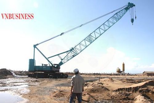 Lĩnh vực chính suy giảm, các doanh nghiệp xây dựng 'sống' bằng gì?