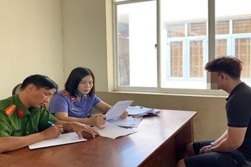 Lên mạng đặt mua dấu giả về sản xuất giấy khám sức khỏe bán kiếm lời