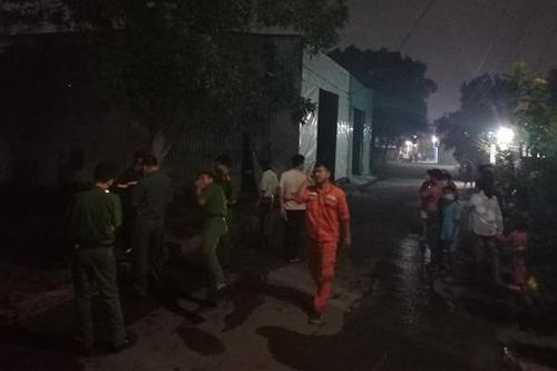 Đốt cỏ khô, lửa 'liếm' gọn cả kho sơn