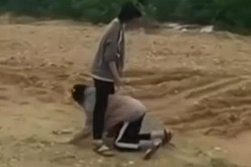 Video nữ sinh hành hung rồi bắt bạn chui qua háng