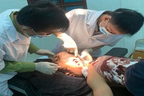 Cấp cứu ngư dân bị tai nạn lao động khi đánh bắt cá trên biển