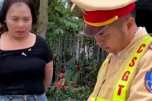Người phụ nữ lăng mạ, 'đòi hôn' CSGT ở Thanh Hóa sẽ đối diện hình phạt nào?