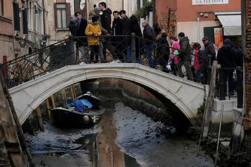 Kênh đào Venice cạn trơ đáy