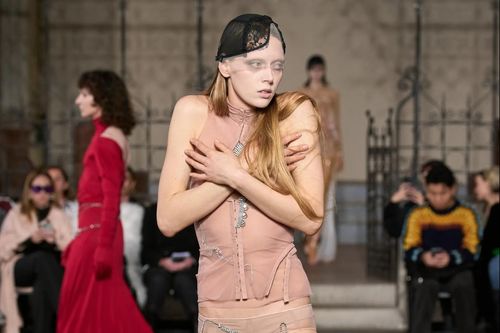 Người mẫu thay đồ khi đang catwalk ở Tuần lễ thời trang London