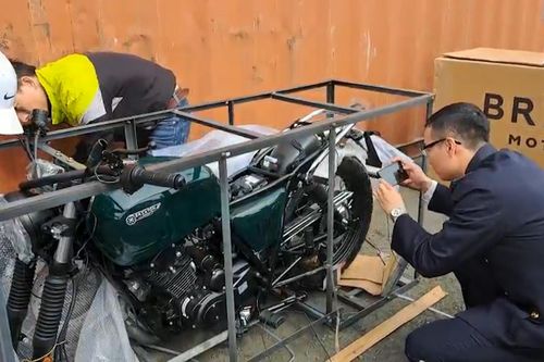 Tạm giữ 52 mô-tô nhập khẩu nghi gian lận xuất xứ