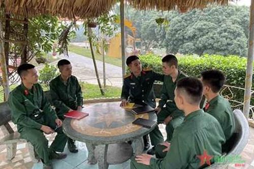 Giúp chiến sĩ mới hòa nhập với đơn vị