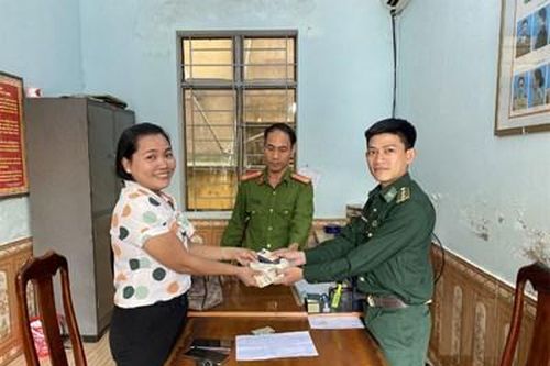 Bộ đội Biên phòng nhặt được 30 triệu đồng trả lại người mất