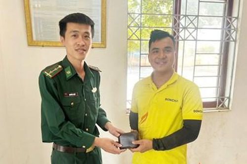 Thêm một tấm gương Bộ đội Biên phòng nhặt được của rơi, trả người đánh mất