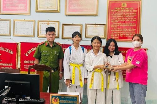 Lâm Đồng: Khen thưởng 3 nữ sinh nhặt được tài sản đánh rơi