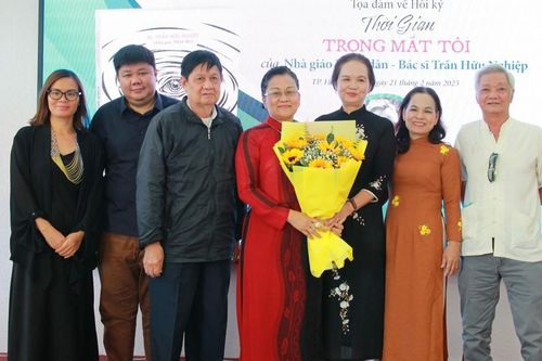 Tọa đàm về hồi ký 'Thời gian trong mắt tôi' của bác sĩ Trần Hữu Nghiệp