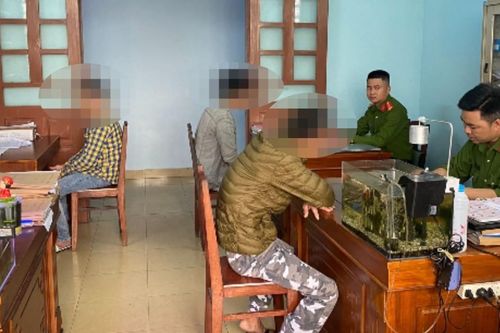 Hành hung nhân viên gác chắn đường sắt: Sẽ khởi tố bắt giam 3 thanh niên về tội gây rối trật tự công cộng