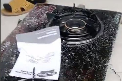 Mua bếp online, cô gái dùng búa 'test' hàng làm shipper ngao ngán