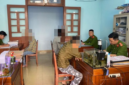 Nhân viên gác chắn đường tàu bị nhóm thanh niên hành hung