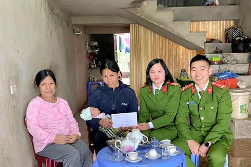 Công an dùng xe chuyên dụng đưa bé gái sơ sinh nguy kịch đi cấp cứu