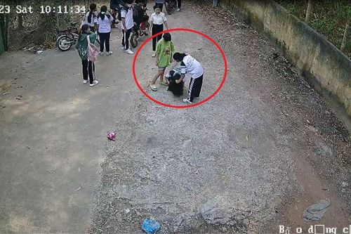 Nữ sinh bị bạn túm tóc, đánh liên tục vào đầu, người lớn đi ngang chỉ liếc nhìn
