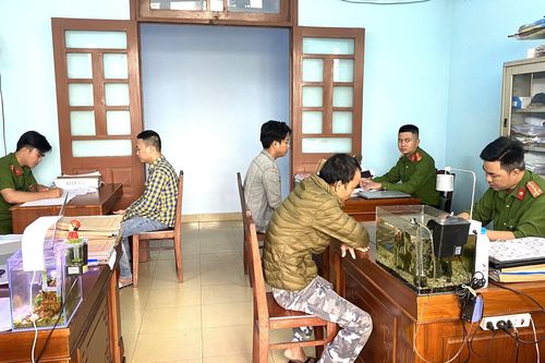 Xử lý nghiêm nhóm thanh niên đánh nhân viên gác chắn đường tàu