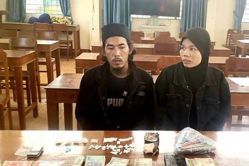 Tạm giữ cặp vợ chồng cùng người giao nhận mua bán trái phép chất ma túy
