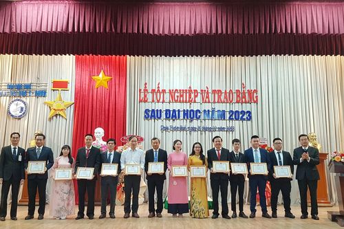 Trường ĐH Y – Dược Huế trao bằng cho nhiều tiến sĩ, thạc sĩ, bác sĩ nội trú