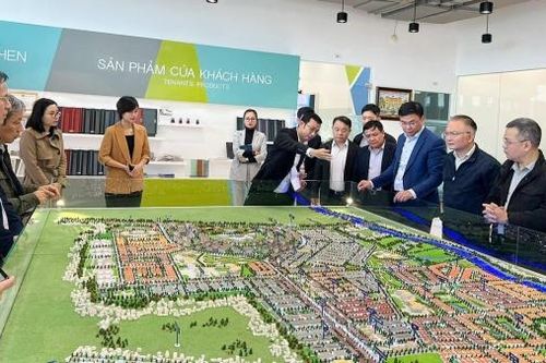 Đoàn Trưởng cơ quan đại diện Việt Nam ở nước ngoài thăm các khu công nghiệp tại Nghệ An
