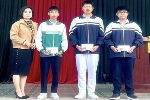 Nhóm nam sinh lớp 9 ở Quảng Ninh trả lại 10 triệu đồng cho người đánh rơi