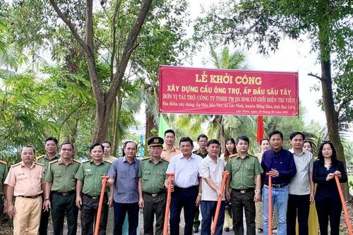 Công an hỗ trợ xây dựng cầu trong vùng đồng bào Khmer
