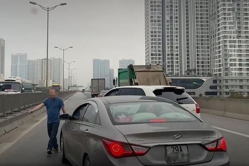Phạt tài xế xe sang chặn đầu ô tô khác trên đường Hà Nội